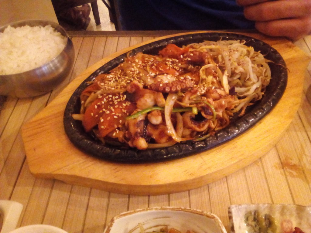 Plat de poulpe grillé au restaurant coréen Doshilack à Lyon