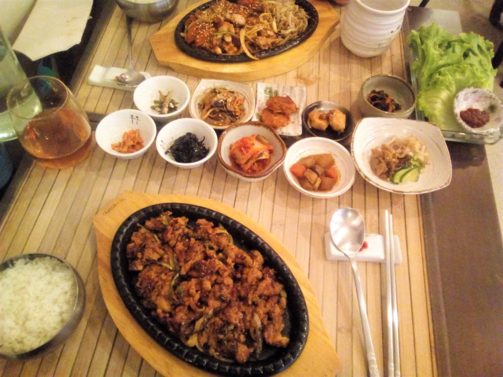 Repas façon "barbecue coréen" au restaurant Doshilack à Lyon. Une fabuleuse farandole de banchan et des desserts exceptionnels !