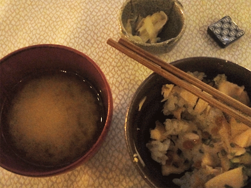 Un concentré de saveurs japonaises ultra-authentiques : délicieux bouillon dashi maison, légumes marinés, riz cuit à la perfection, negi (cébettes)... La simplicité de la cuisine japonaise dans toute sa complexité aromatique !