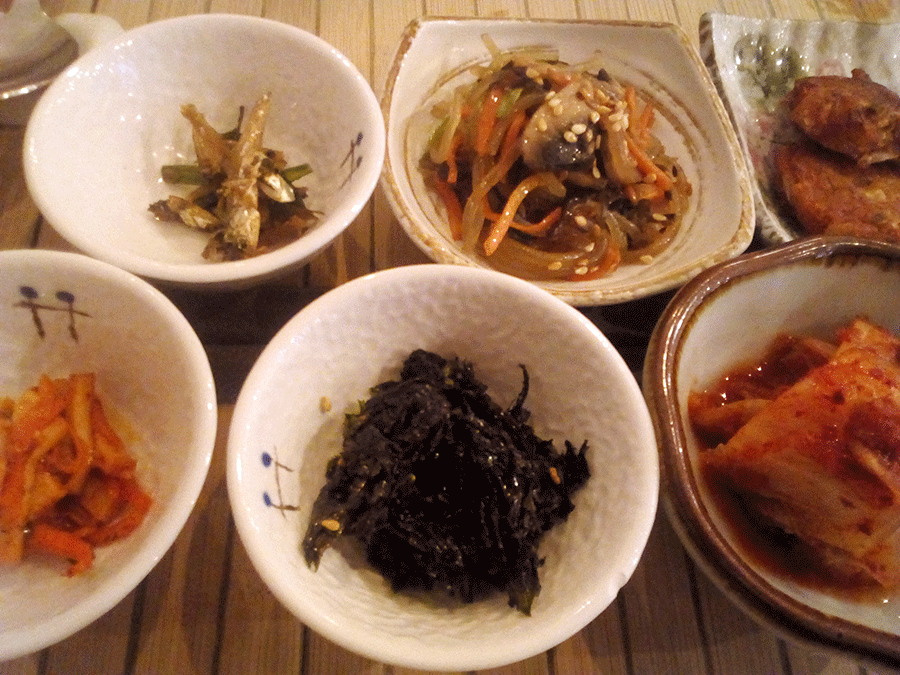 Farandole de ban chan, ces fameux petits plats qui accompagnent les repas coréens <3