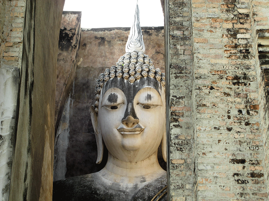 Bouddha géant dans les ruines de Sukhothaï, en Thaïlande. Vous aussi, vous trouvez qu'il a un faux air de Homer Simpson ??