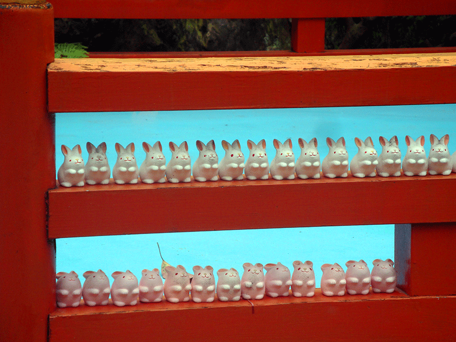 Une multitude de petites effigies du dieu-lapin à Kyôto. Elles portent bonheur !