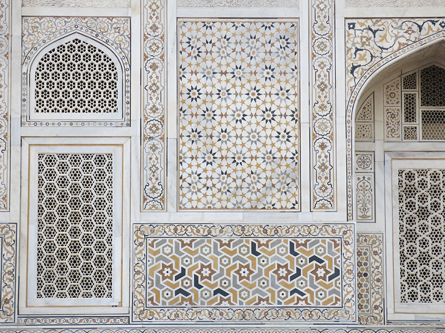 La façade du "Baby Taj" était couverte d'une multitude de motifs différents en marquetterie de pierre. Entre symétrie et asymétrie, dans ce style vraiment typique du Rajasthan...