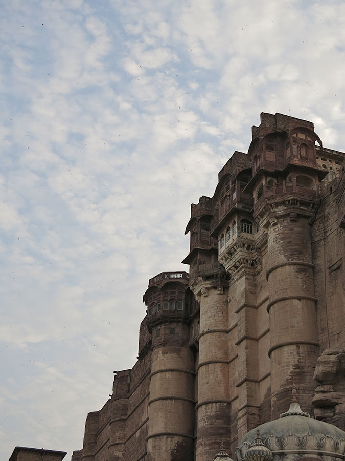De l'extérieur, la façade du fort de Mehrangarh est vraiment vertigineuse