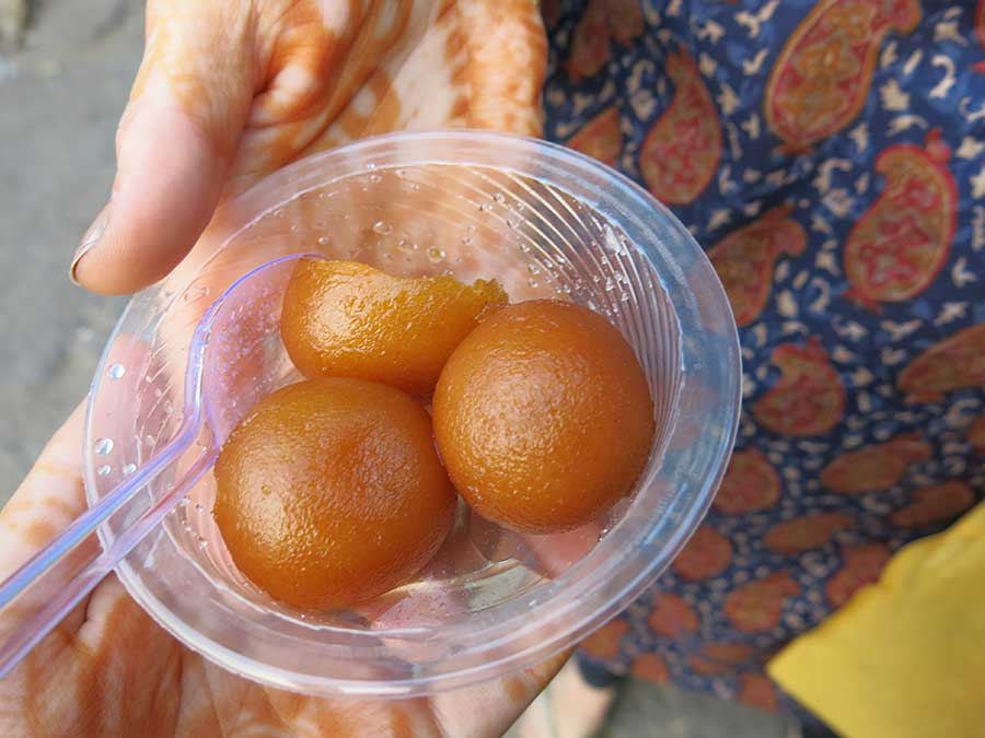 Et pour accompagner le lassi, ils servaient également des laddu à tomber par terre !! Ces petites boules de pâte au ghee et au sirop de sucre sont des bombes caloriques, mais qu'eeest-ce que j'aime ça... <3