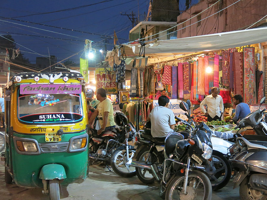 On y retrouve épices, tissus, vêtements, légumes... Et bien-sûr, les éternels rickshaws verts et jaunes ! Attention : je ne recommande pas d'y faire son shopping, mais plutôt d'aller dans les bazars un peu plus éloignés, moins touristiques et plus authentiques. L'occasion de faire un tour en rickshaw, justement...