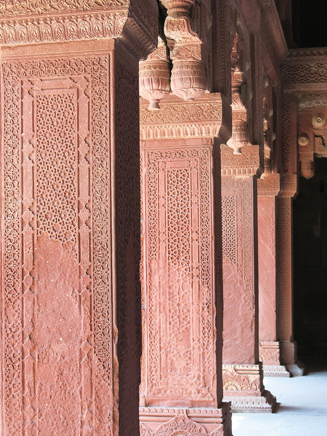 Le fort d'Agra est aussi appelé "Fort Rouge" car ses parties les plus anciennes sont construites dans ce grès rose typique du Rajasthan, à la couleur vraiment intense. La pierre était très finement sculptée.