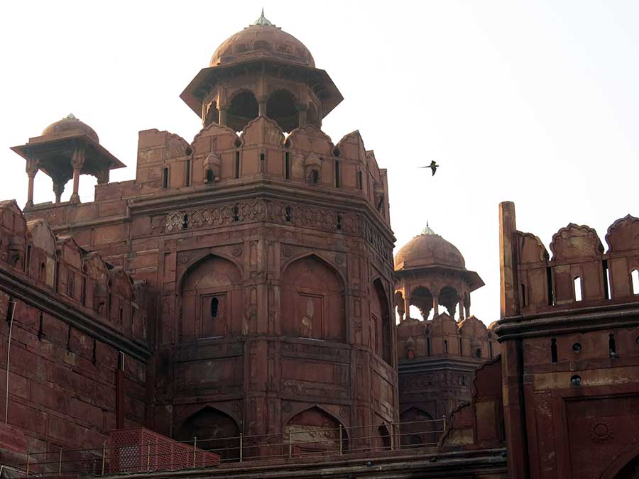 Au Fort Rouge de Delhi (à ne confondre avec le Fort Rouge d'Agra, qui présente bien des similitudes !), on retrouve les éternels grès rose et marbre blanc. Ici, l'une des imposantes portes du fort.