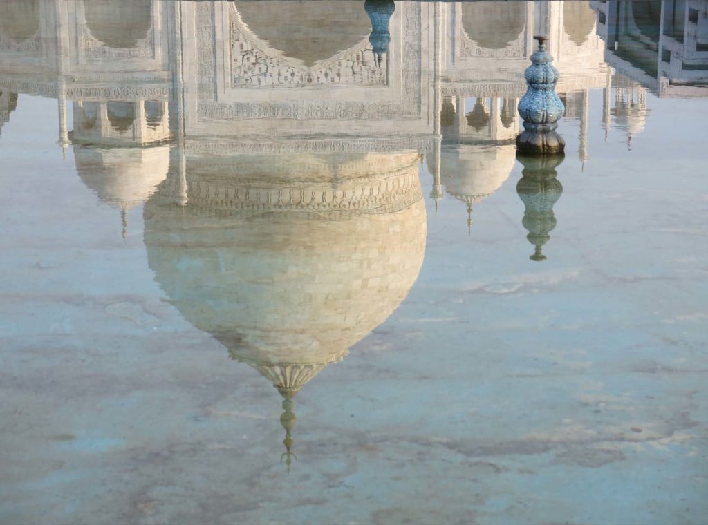 Le majestueux Taj se reflétait dans l'eau calme des fontaines. Je recommande vraiment de visiter le monument à l'aube : ce calme envoûtant, si rare à Agra, valait 1000 fois le réveil difficile !