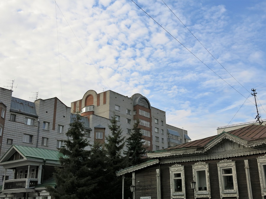 Dans la vieille ville de Novossibirsk, il subsiste encore quelques maisons en bois au style typiquement sibérien. Il faut aller les dénicher entre deux vilains immeubles plus ou moins modernes...