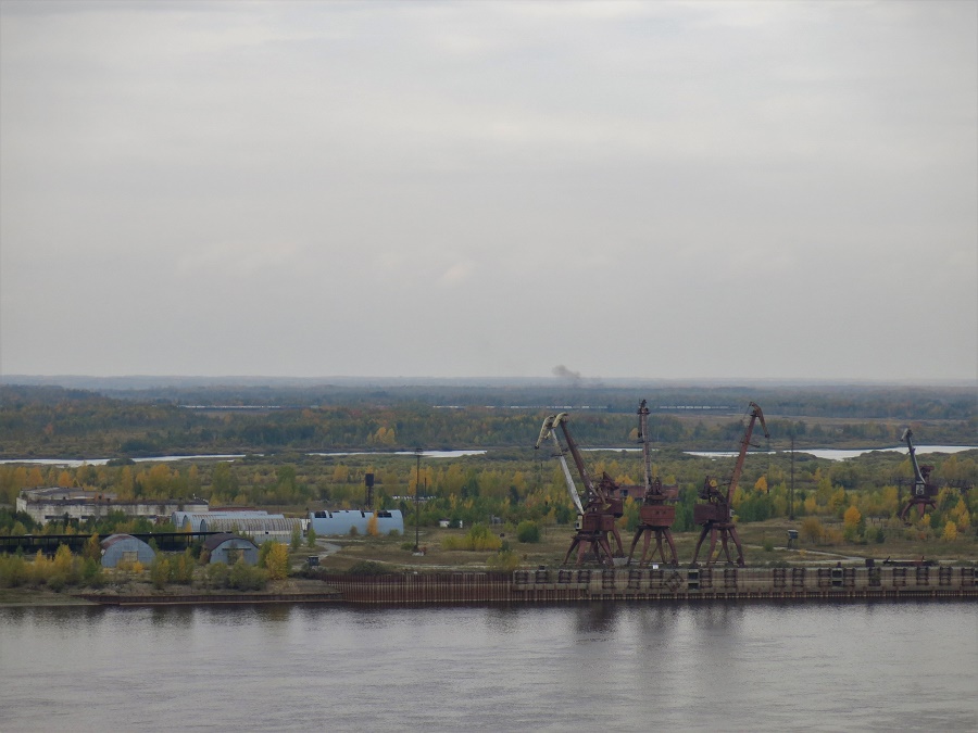 Le kremlin de Tobolsk, à côté duquel j'ai dormi, surplombe la vallée marécageuse de l'Irtych. On distingue au loin la ligne de chemin de fer par laquelle je suis arrivée. Le paysage automnal de marécages et de bouleaux roussissant est très représentatif du panorama que j'ai vu défiler des heures durant dans le train.