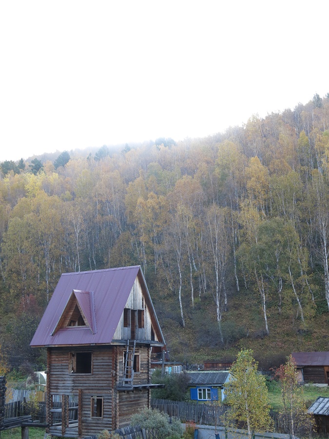 La montagne bordant le lac de notre côté était déjà bien rousse et piquetée de jolies maisons sibériennes en bois.