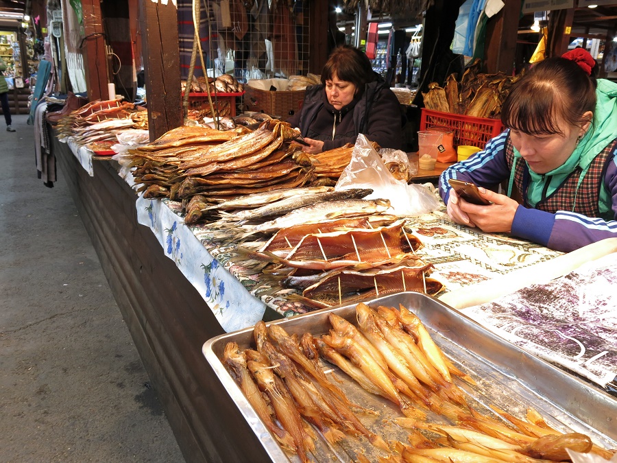 La tronche des poissonnières sur le marché de Listvianka : tellement russe xD
