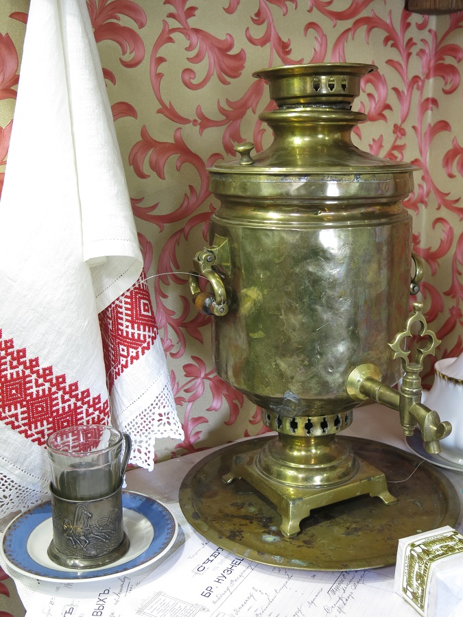 Photographiés au minuscule musée du thé à Irkoutsk : un samovar traditionnel et un verre à thé enchâssé dans un porte-verre en métal typiquement russe. Le samovar sert seulement à maintenir de l'eau au chaud et ne contient pas du tout de thé. Sur le dessus, on pose une théière contenant un thé très fort et concentré, dont on verse une petite quantité dans les tasses avant de le diluer avec l'eau chaude du samovar.