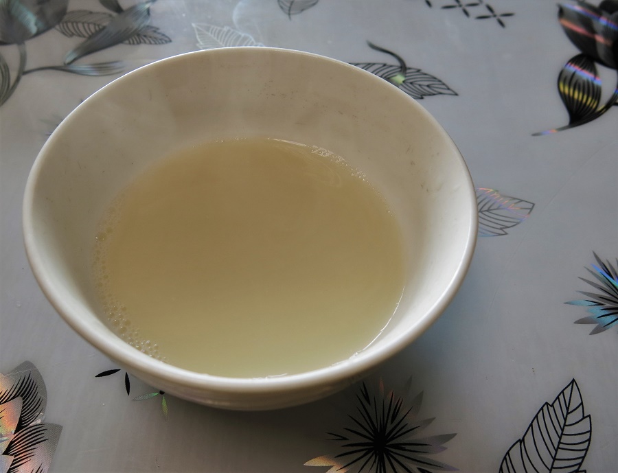 Grâce à notre guide Tsogo, nous avons pu découvrir tout un tas de spécialités mongoles au cours de la semaine. Dès la première pause sur le chemin des steppes, nous nous sommes arrêtés dans une gargote où il nous a servi l'incontournable "thé au lait". En fait c'est surtout de l'eau chaude avec du lait, car ils mettent à peine une pincée de thé par marmite... Personnellement, je ne suis pas fan, mais les autres ont bien aimé ;)