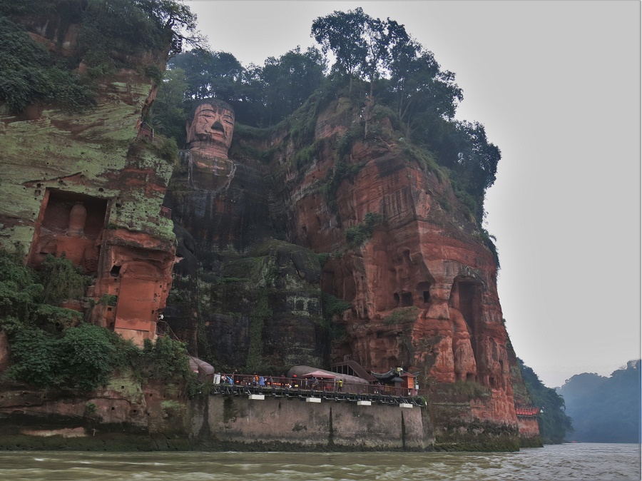 Le Bouddha géant de Leshan est assis à la confluence de deux rivières, à un endroit où les forts courants peuvent être particulièrement dangereux. C'est pour cette raison que la statue aurait été construite ici : afin de protéger les bateaux qui passaient.