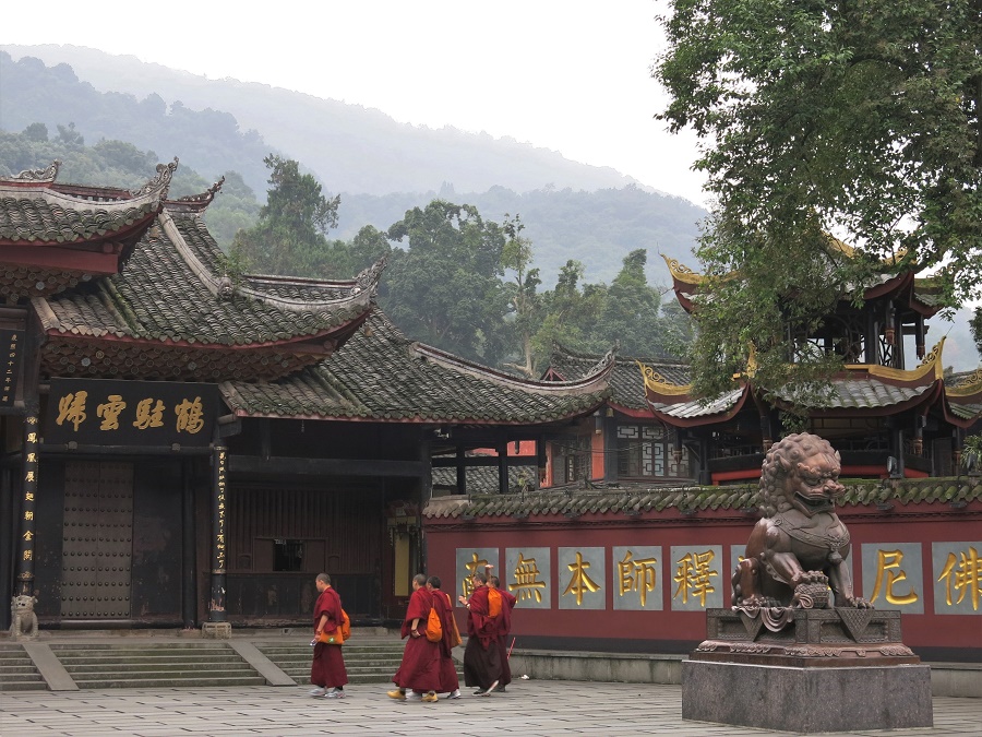 Une bande de jeunes moines, apparemment en sortie touristique, sont eux aussi venus visiter le temple de Baoguo. L'un d'eux avait un ÉNORME appareil photo ! C'était décalé ^^