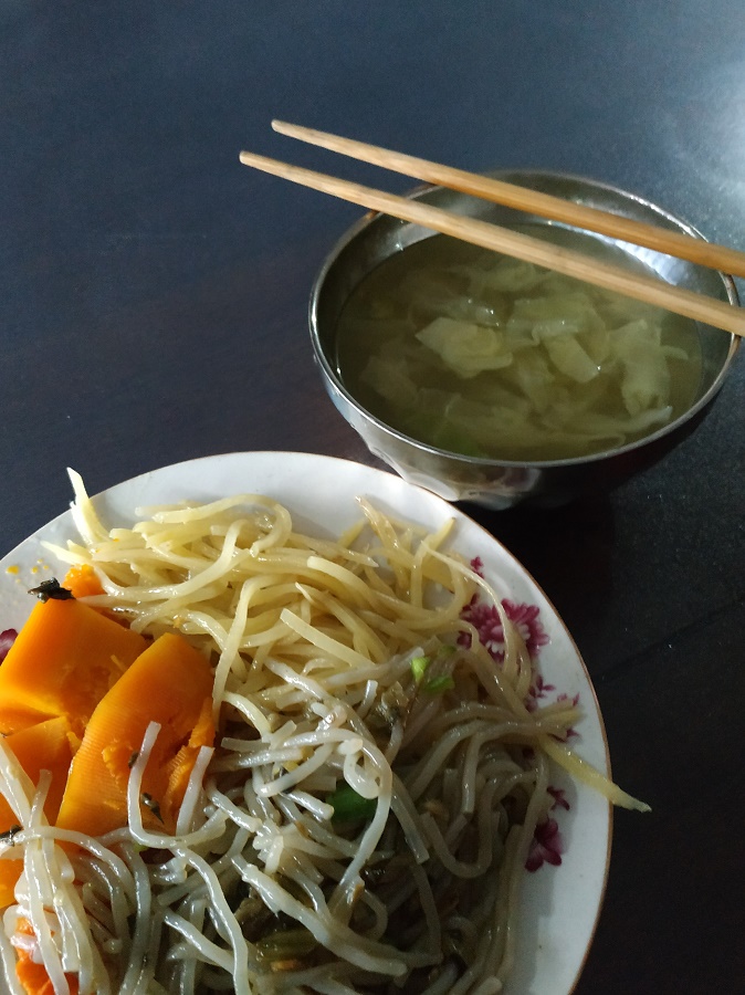 Voici un exemple de repas végane dégusté dans un temple bouddhiste. En général, ils se composaient de riz blanc, d'une soupe et de trois plats de légumes de saison aux épices variées. En l'occurrence, de la courge à la vapeur, du radis blanc sauté et un wok de nouilles de riz aux légumes. A chaque fois que j'ai mangé dans un temple, je me suis vraiment régalée avec les différentes épices, couleurs et textures des plats !