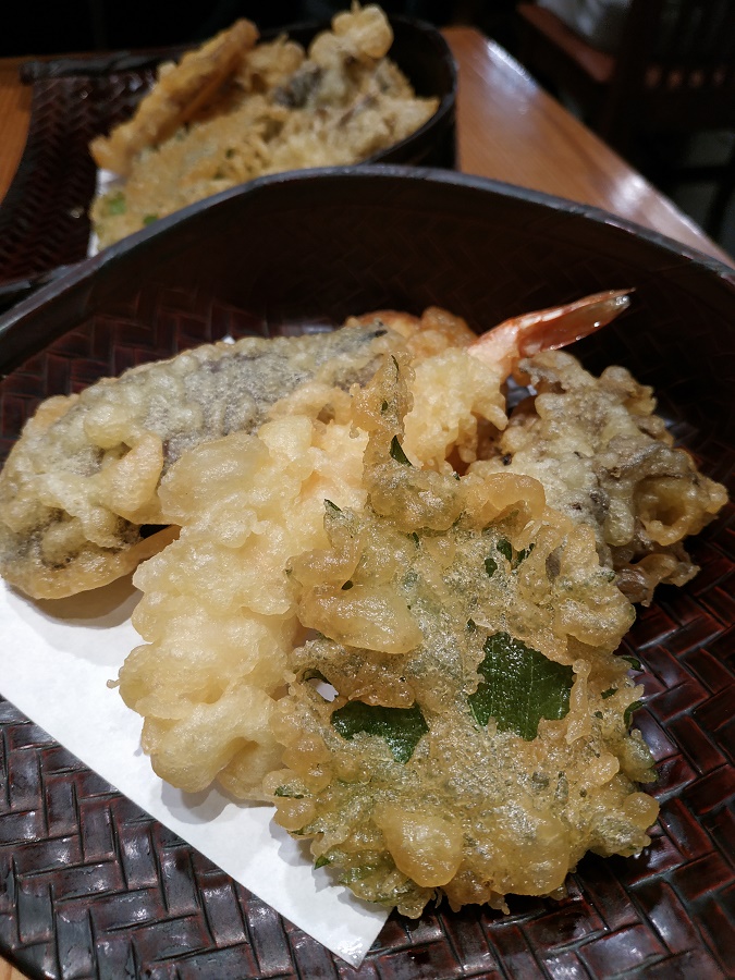 A Niigata, les hegisoba se doivent d'être accompagnés d'un plat de beignets tempura. Ces beignets légers et très croustillants, inspirés des premiers colons portugais ayant accosté au Japon, constituent un de mes plats préférés ^^ On y retrouve en général un assortiment de tempura de grosses crevettes et de différents légumes, tels que : maitake ("champignon dansant"), potimarron, patate douce, aubergine, poivron vert, poireau...