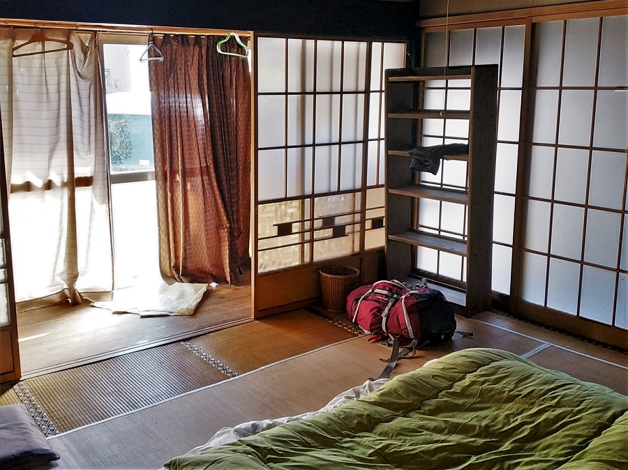 Ma petite chambre privée dans une maison japonaise traditionnelle sur mon dernier lieu de wwoofing, vers Kôfu. J'adorais dormir sur un futon dans une pièce couverte de tatamis et entourée de panneaux en bois coulissants. Un expérience typiquement japonaise, sans rien dépenser pour le logement !
