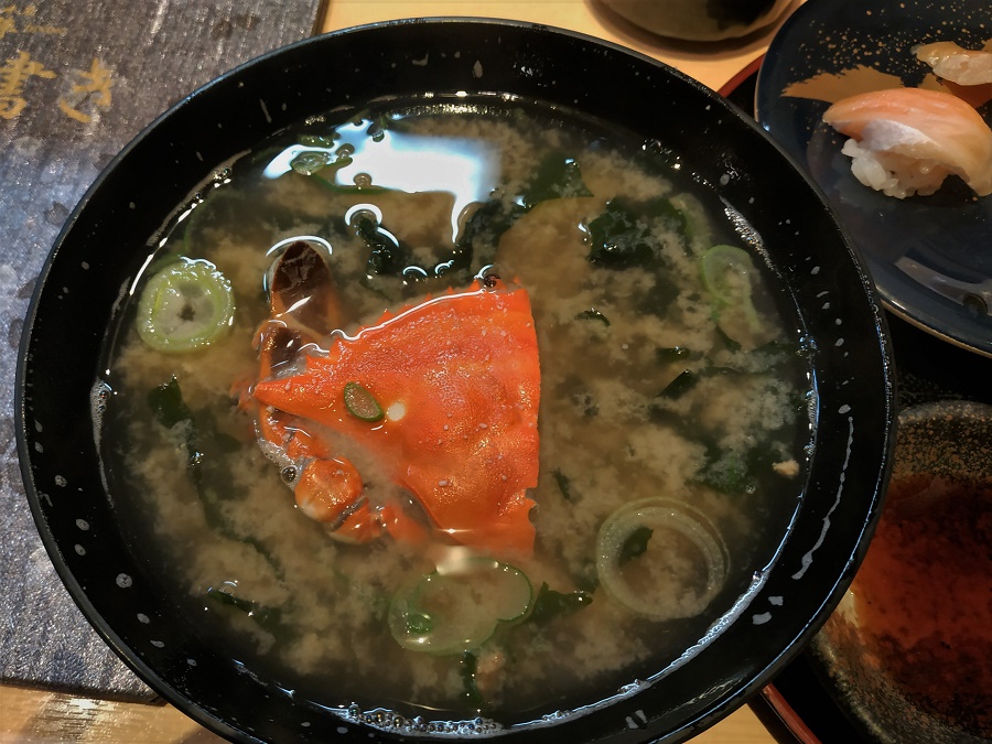 Dans mon restaurant de sushis préféré à Yuzawa, ils servent une délicieuse soupe miso au crabe des neiges avec carrément un demi-crabe dedans !! J'adore.