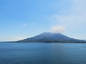 Lire la suite à propos de l’article Volcan de Sakurajima : cendres noires sur mer azur