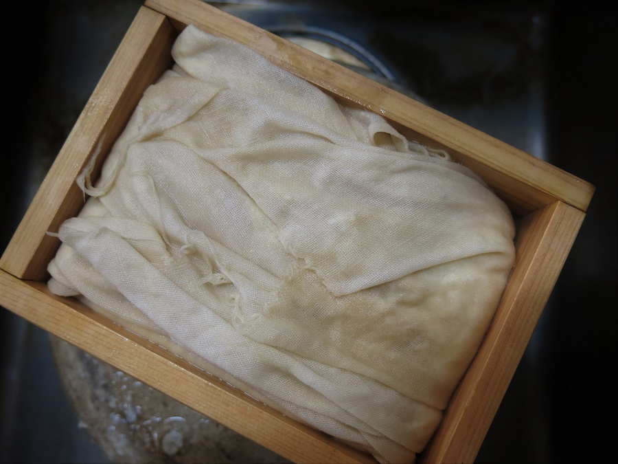 Voilà votre joli bébé tofu, tout bien enveloppé dans son linge humide et prêt à être pressé :)