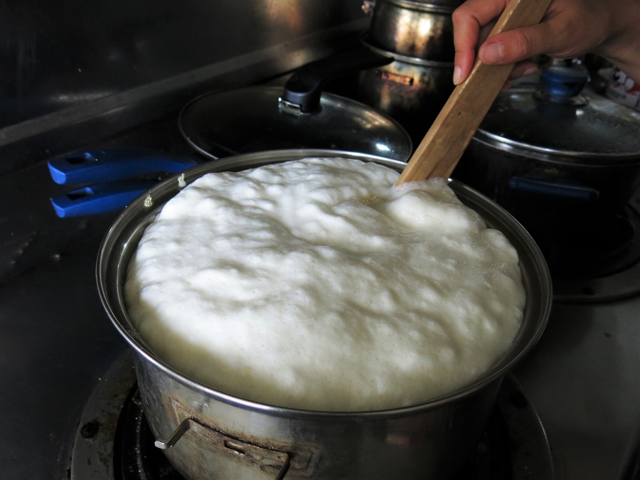 L'étape suivante consiste à faire bouillir le mélange de graines mixées et d'eau, pour bien faire ressortir tout le "lait" des graines de soja.