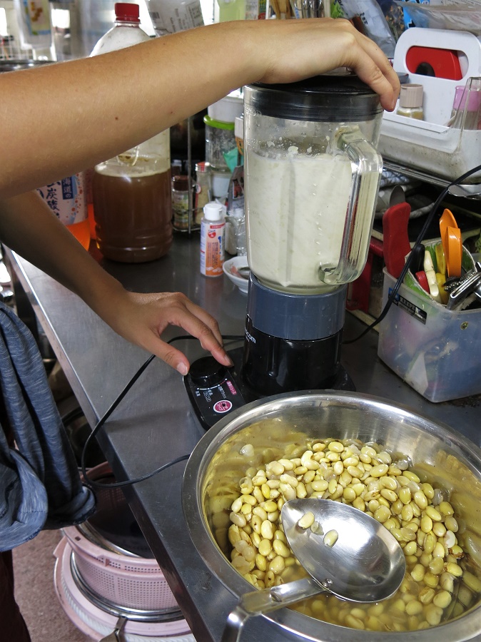 Avant de les mixer pour fabriquer du lait de soja, il faut faire tremper vos graines afin de les ramollir et de les faire légèrement fermenter.