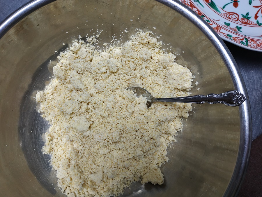Quand vous aurez bien pressé vos graines mixées pour en extraire tout le lait de soja, il vous restera une poudre semblable à des amandes mixées, que les Japonais appellent okara. Ne la jetez surtout pas, l'okara est très nourrissant !