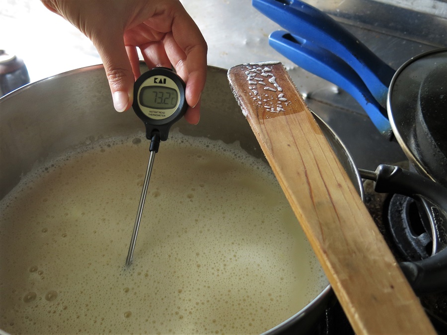 Pour cette étape de la préparation du tofu, l'idéal est d'avoir un thermomètre culinaire. En effet, c'est entre 73°C et 74°C que le nigari permet la meilleure coagulation du tofu !