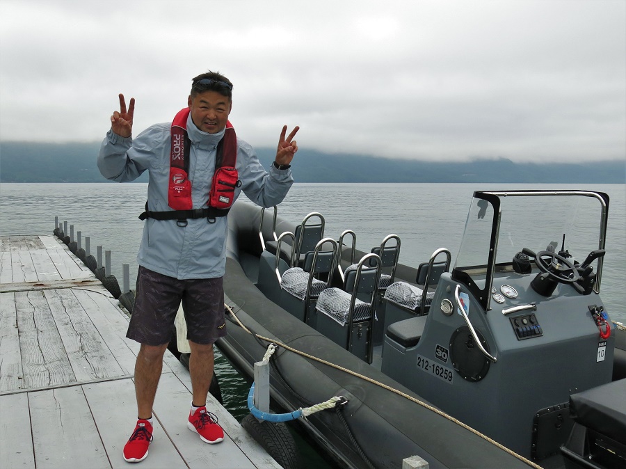 Mon bienfaiteur, dont j'ai bêtement oublié de demander le nom : le conducteur du bateau à moteur et guide touristique connaissant sur le bout des doigts les moindres recoins du lac Towada !