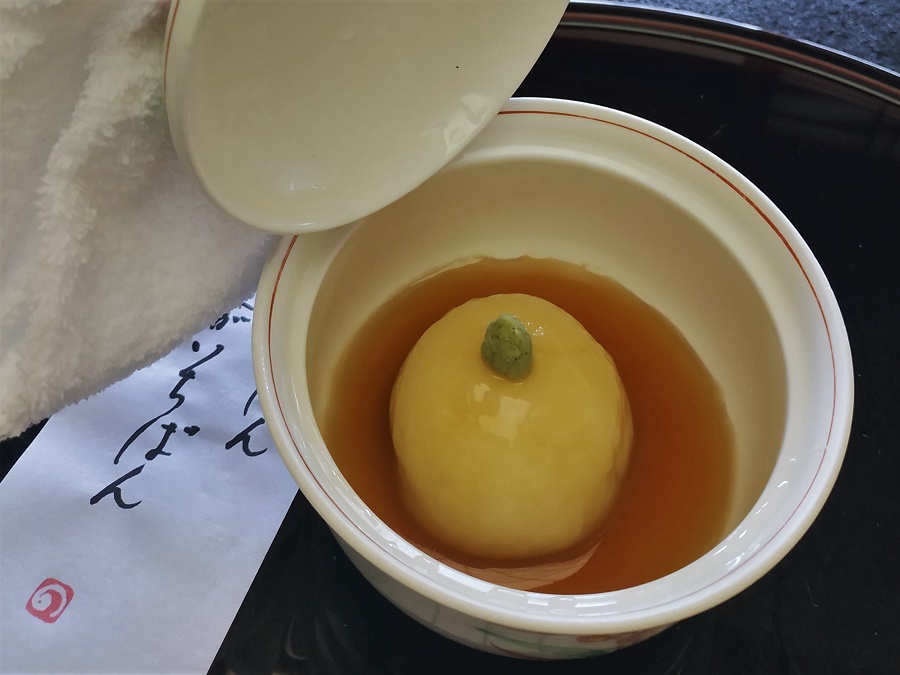 Cette petite boule de pomme de terre, délicatement nappée d'une gelée chaude de bouillon dashi et surmontée d'une touche de moutarde wasabi, était tout simplement DÉLICIEUSE. Pourquoi ? Eh bien, parce qu'elle avait un super bon goût de patate :) C'est le genre de plat qui peut changer votre regard sur un ingrédient tout simple, et j'adore faire ce type d'expérience. Cerise sur le mochi : la boule moelleuse était fourrée d'un cœur surprise à la crevette et au champignon shiitake, qui relevait à merveille le parfum de la pomme de terre sans lui faire de concurrence.